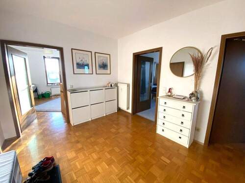 Blick in die geräumige Diele - 2 Zimmer Etagenwohnung in Weinheim
