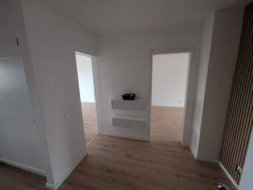 Flur von Eingangstür - 3 Zimmer Etagenwohnung zur Miete in Erftstadt