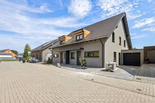 Hausansicht - 4 Zimmer Doppelhaushälfte zum Kaufen in Geilenkirchen / Teveren