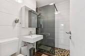 Gäste-WC mit Dusche - 