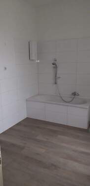modernes Bad mit Wanne - 
