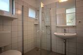 Badezimmer mit Fenster und Dusche - 