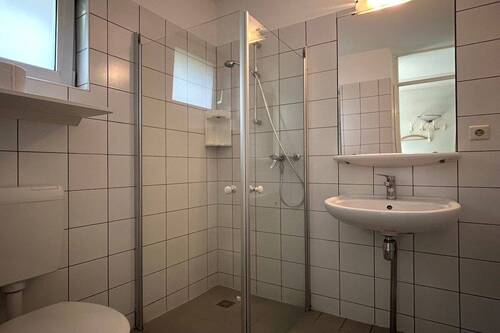 Badezimmer mit Fenster und Dusche - 