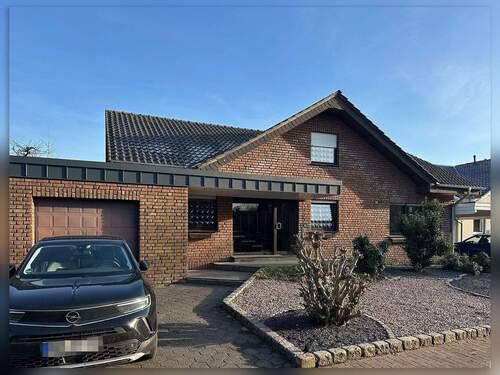 Vorderansicht - Garage - Gepflegtes Zweifamilienhaus mit großzügigem Raumangebot und wohnlich ausgebautem Souterrain