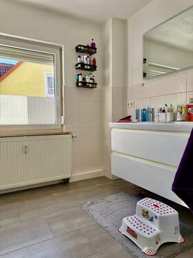 Badezimmer mit Fenster - 