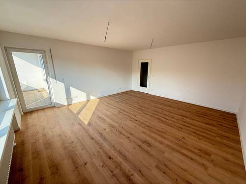 IMG_1400.JPG - Prov.-Frei! Top Sanierte 3-ZI-ETW mit Balkon Carport im Hof