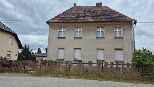 Wohnhaus und Zufahrt zum Grundstück - Sanierungsbedürftiges EFH in Sagar