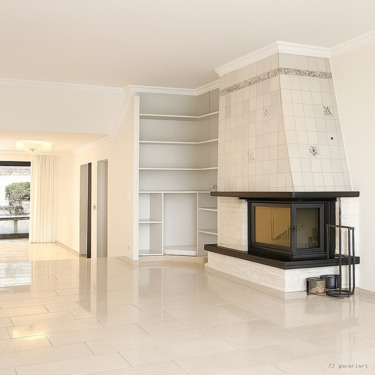 Wohnzimmer mit Kamin KI bearbeitet - 3 Zimmer Etagenwohnung in Düsseldorf