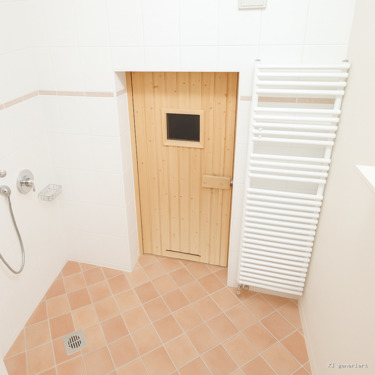 Sauna mit Dusche KI bearbeitet - 