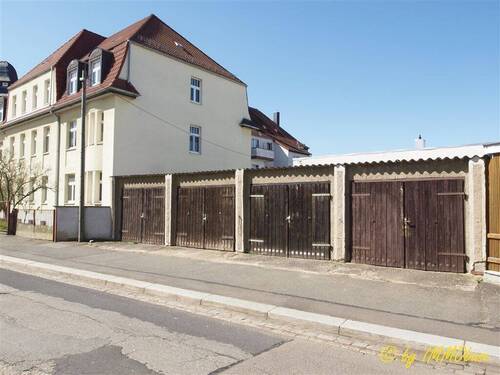 Mit Garagen am Haus - 