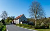 Zufahrt - Straße - Charmantes Wohnen im Naturpark Solling-Vogler - Großzügige Doppelhaushälfte in Nienover