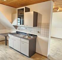 Einziehen und Wohlfühlen Attraktive 1,5 Zimmer Dachgeschosswohnung mit Balkon in guter und ruhiger Lage von Kümmersbruck
