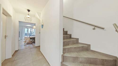 Flur EG - 5 Zimmer Reihenmittelhaus in Schloß Holte-Stukenbrock