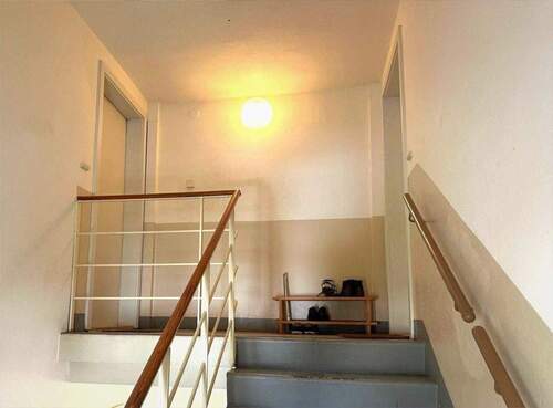 Treppenhaus - 2 Zimmer Etagenwohnung zum Kaufen in Dresden