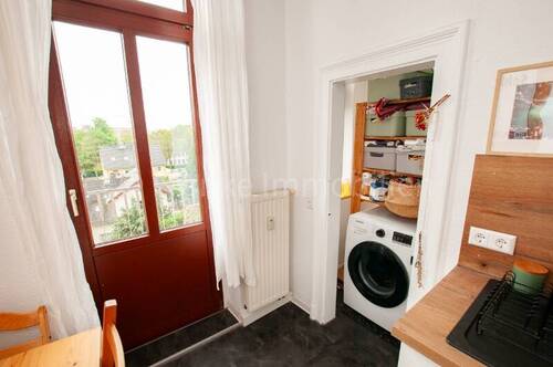 kleiner Abstellraum mit Waschmaschinenanschluss - 