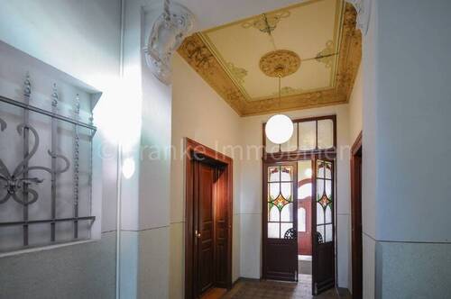 Treppenhaus Blick Richtung Eingang - 4 Zimmer Etagenwohnung in Dresden