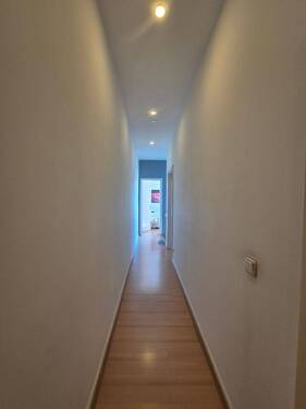 Flur 1.OG richtung Treppe 2 Zimmer Whg 01.jpg - 