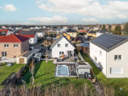 Drohnenansicht vom Grundstück - Ihr neues Familienglück - Wohnen in ruhiger Siedlungslage