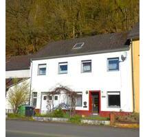 Sanierungsbedürftiges Wohnhaus mit Garage und Vorgarten in Mürlenbach