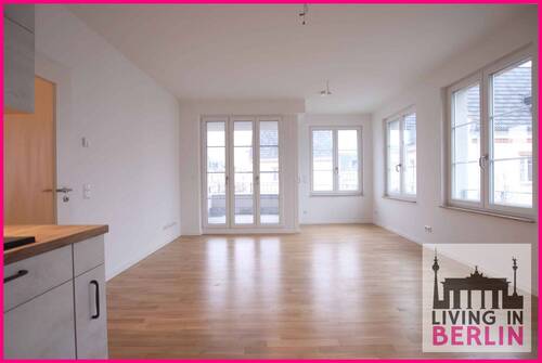 Wohnzimmer mit offener Küche - Etagenwohnung mit 80,00 m&sup2; in Berlin zur Miete