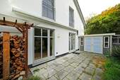 EG Terrasse Ost mit Gartenhaus - 
