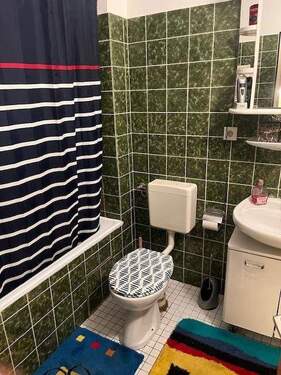 Bad mit Wanne, WC und Waschbecken - 