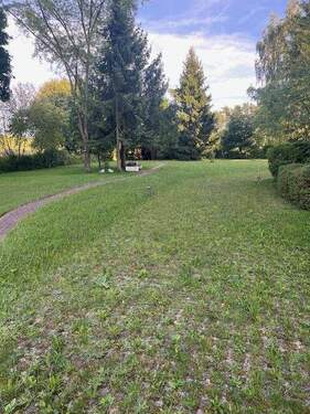 gepflegte, weitläufige Grünanlage Bild 1 - 
