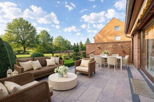 Terrasse virtuell möbliert - 5 Zimmer Doppelhaushälfte zur Miete in Halstenbek