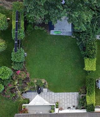 Drohnenblick auf den Garten - 