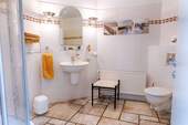 Badezimmer im EG mit ... - 
