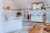 Badezimmer im OG mit Wanne, ... - 