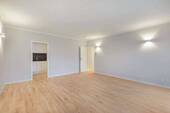 Wohnzimmer - Helle und sanierte 2-Zimmer Souterrain-Wohnung mit großer Terrasse
