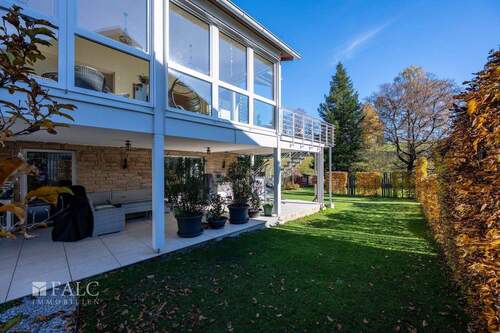 Gebäude Südseite Terrasse und Wintergarten - 