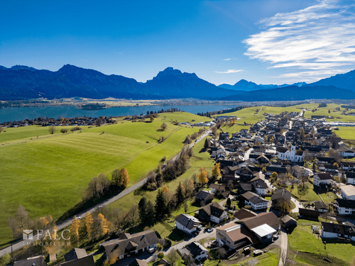 Drohne Gebäude mit Bergblick_x - 