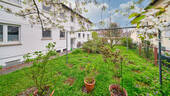 Wiese_Innenhof - Charmante 3 Zimmer Wohnung mit Balkon und Stellplatz in netter Nachbarschaft!