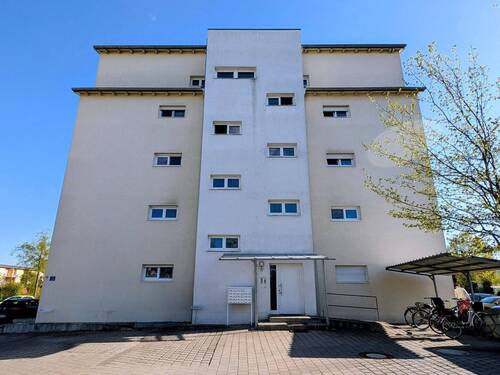 Hausansicht und Aussenstellplatz - 