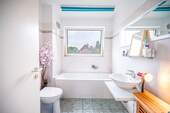 Tageslichtbad mit Wanne - 