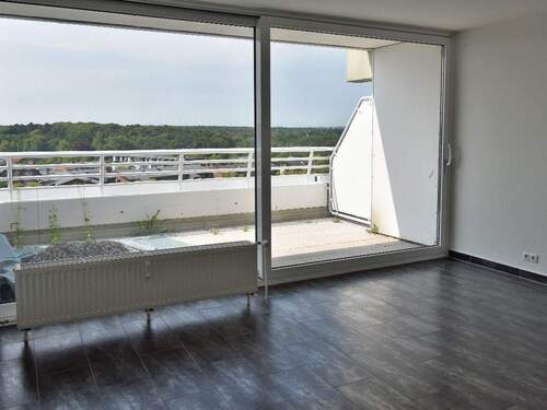 Großzügiger Wohnbereich mit Zugang zum Balkon - 2 Zimmer Etagenwohnung in Hamburg