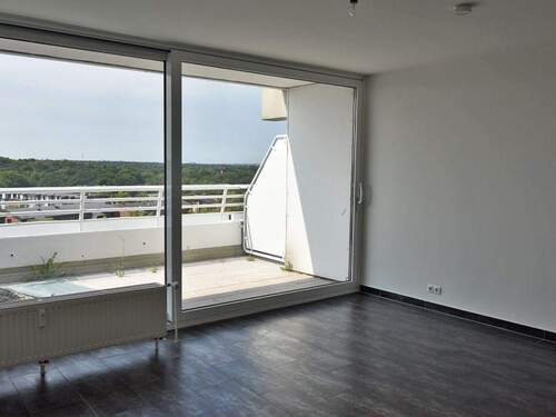 Großzügiger Wohnbereich mit Zugang zum Balkon - Etagenwohnung mit 76,00 m&sup2; in Hamburg zur Miete