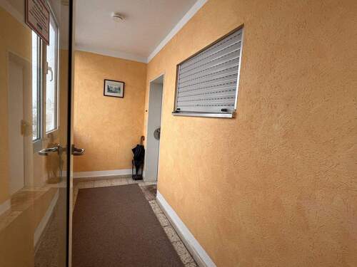 Heller Eingangsbereich mit praktischem Stauraum und durchdachter Raumaufteilung - 