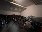 Geräumiger Fahrradkeller mit Stauraum und Schutz vor Witterung - 