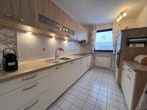 Geräumige Küche mit durchdachter Stauraumaufteilung und moderner Ausstattung - 