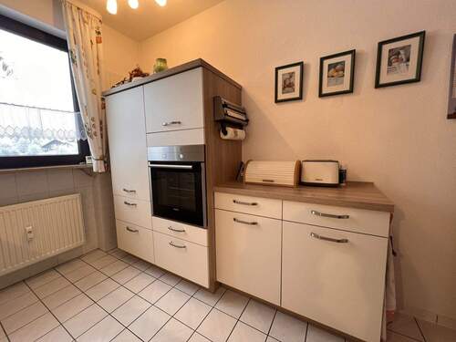 Hochwertige Einbauküche mit integriertem Backofen und praktischem Stauraum - 