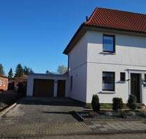 ZEIT ZUM LEBEN - Optimierte DHH mit Garage - Zentral in Varel - Ruhige Sackgassenlage!