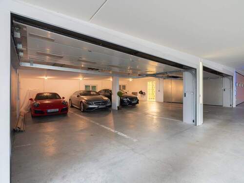 Garage für 8 Autos nebst Nebenraum - 