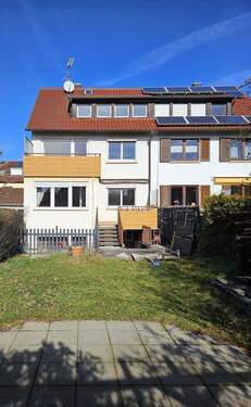 Haus- und Gartenansicht - Charmante Doppelhaushälfte mit Südgarten in ruhiger Wohnlage