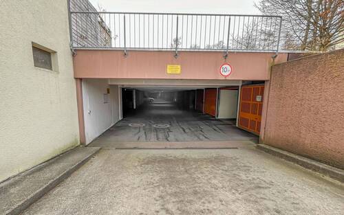 Tiefgaragenzufahrt - 