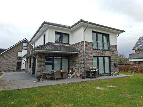 Die Gartenansicht mit Terrasse - 5 Zimmer Einfamilienhaus zur Miete in Weyhe