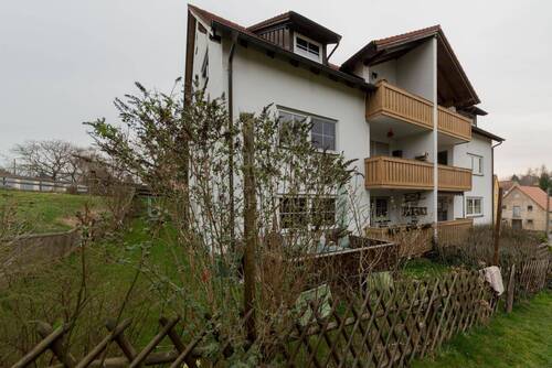 Detailansicht_Haus - SfKW - Praktische Familienwohnung - Sonnenbalkon - Tageslichtbad mit Badewanne - verkehrsgünstiger Lage - Klipphausen