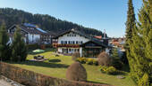 Außenansicht Garten mit Sitzecke - 1 Zimmer Mehrfamilienhaus, Wohnhaus zum Kaufen in Oberstaufen